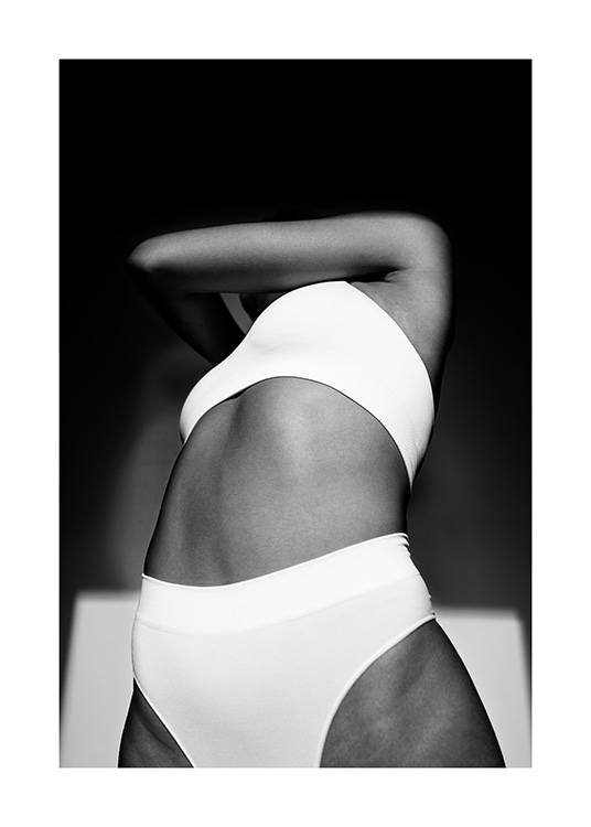  - Svart-hvitt fotografi av en kvinne iført hvitt undertøy