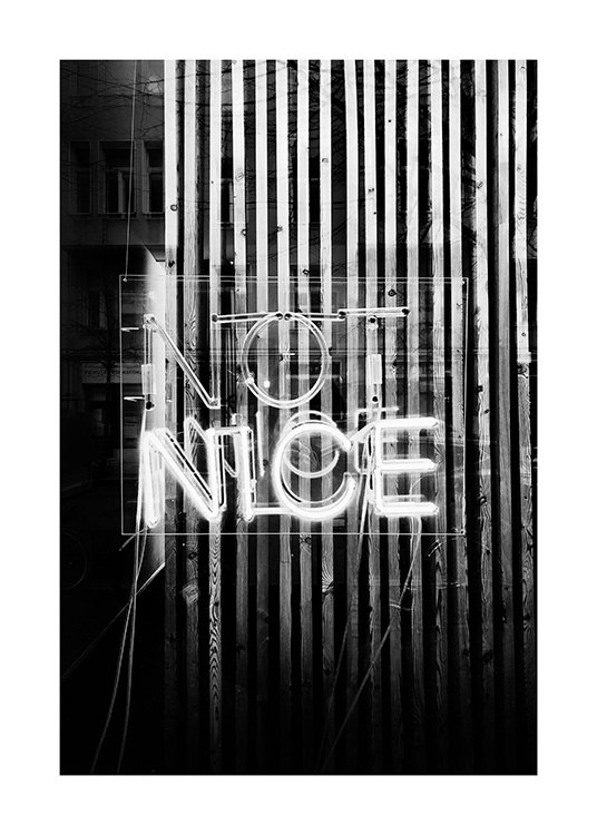  - Svart-hvitt fotografi av et neonskilt med teksten «Not Nice»