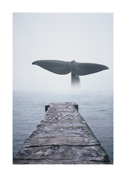  - Fotografi av halen til en hval i havet, med en brygge som går ut i vannet