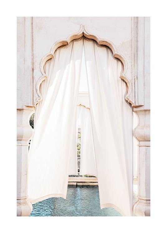  - Fotografi av en buet døråpning med hvite gardiner foran et basseng