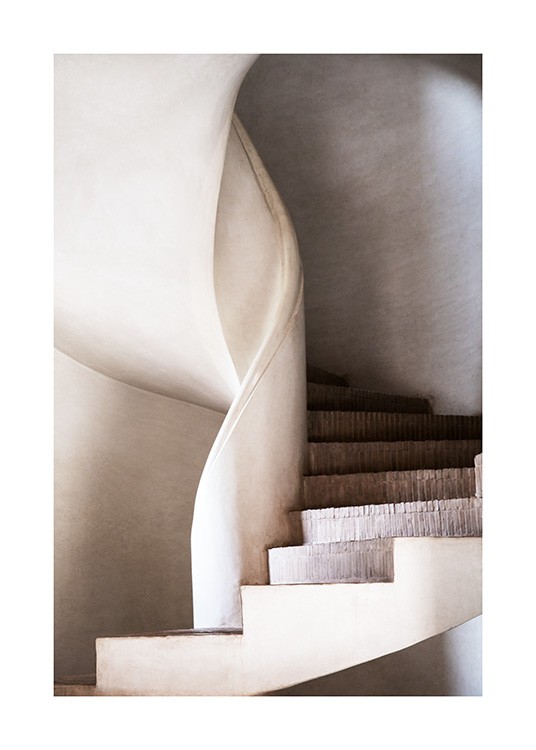  - Fotografi av en hvit vindeltrapp med trinn av murstein