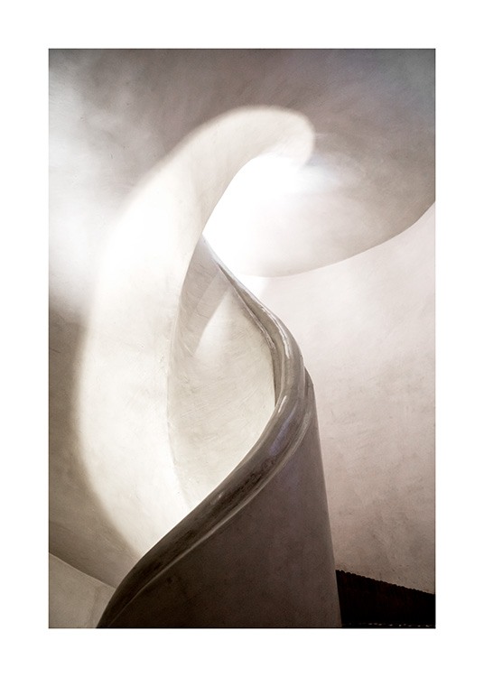  - Fotografi av en vindeltrapp i hvit betong