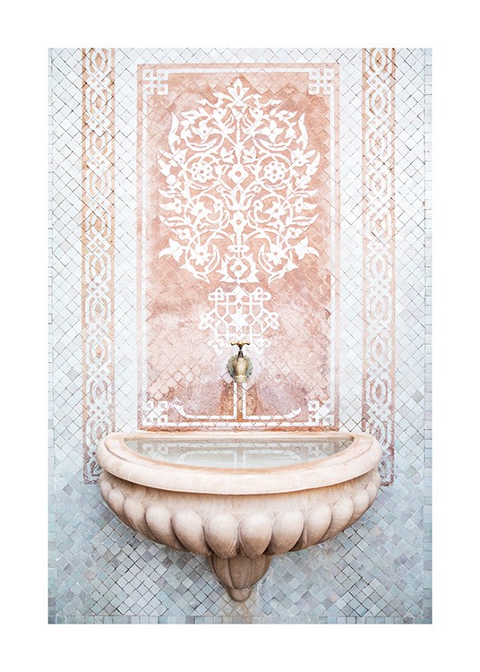  - Fotografi av en mosaikkvegg i blått, rosa og hvitt bak en liten fontene