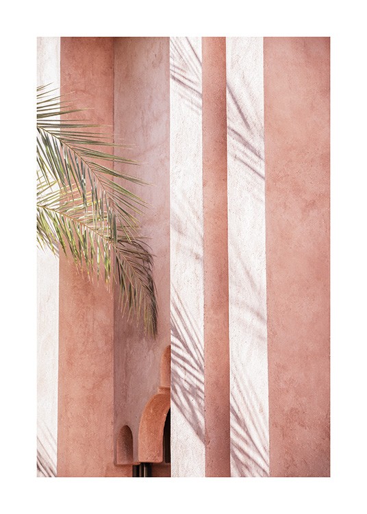  - Fotografi av palmeblader som hviler mot en rosa bygning