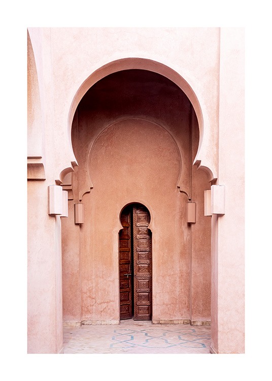  - Fotografi av en rosa bygning med buer, med en smal, brun dør på midten