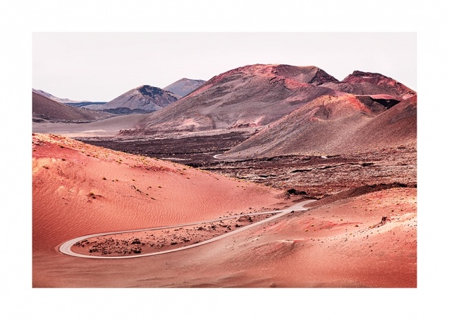  – Fotografi av rød sand i et vulkansk landskap, med fjell i bakgrunnen