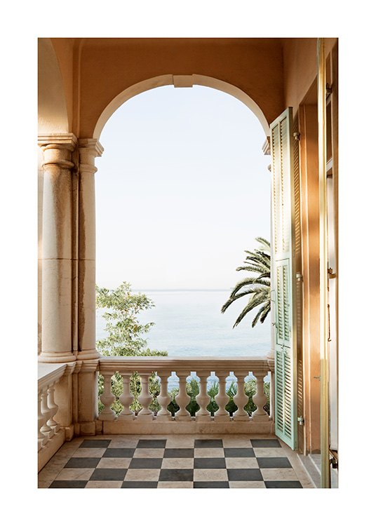  – Fotografi av en bue på en balkong, med palmer og havet i bakgrunnen