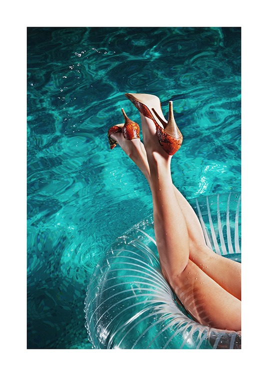 – Fotografi av bein iført høyhælte sko, i en svømmering i et basseng