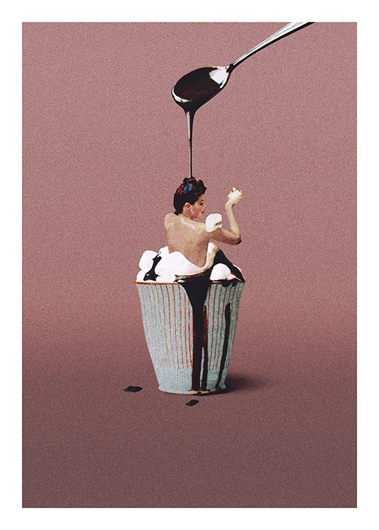  – Fotografi av en kvinne som bader i en kopp med sjokoladesaus og pisket krem