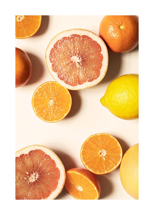 – Fotografi av sitrusfrukter som ligger på en lysegul bakgrunn