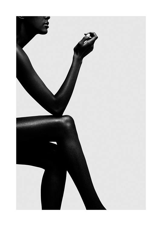  – Svarthvitt-fotografi av en kvinne som sitter med albuen på kneet
