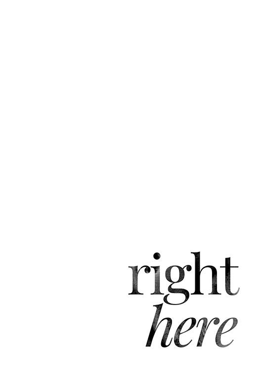 – Teksten «Right here» i grått mot en hvit bakgrunn, med teksten nede til høyre