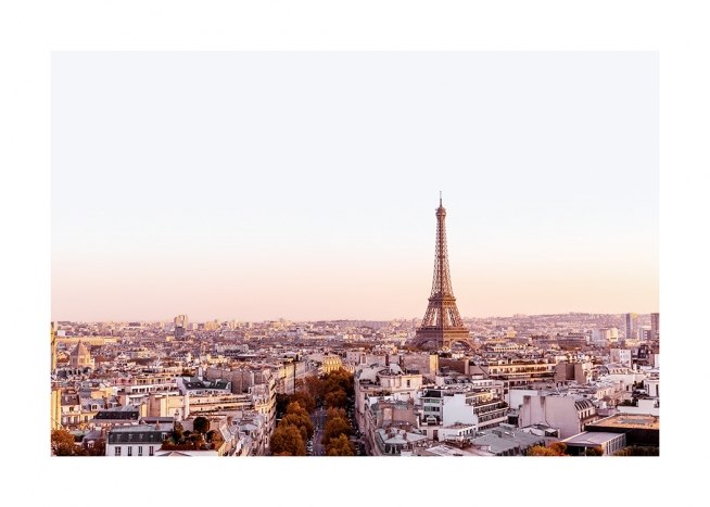  – Fotografi fra Paris, med bygninger og Eiffeltårnet ved daggry
