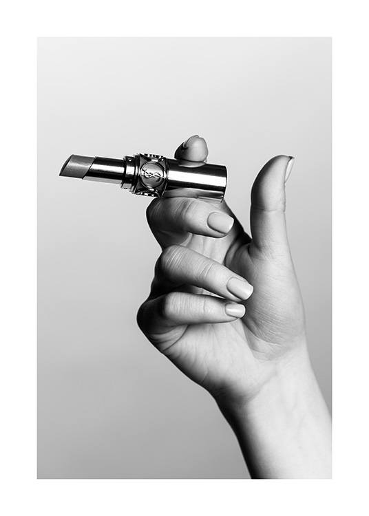  – Svarthvitt-fotografi av en YSL-leppestift som blir holdt som en sigarett