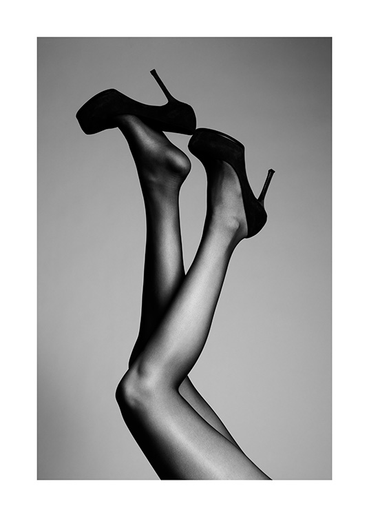  – Svarthvitt-fotografi av to bein som strekkes opp i luften, iført svarte høyhælte sko