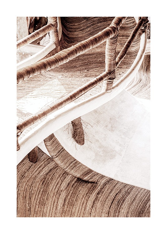  – Fotografi av en flat trapp i en trehytte, laget av organisk materiale