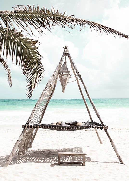  – Fotografi av palmeblader foran en hengekøye på en strand