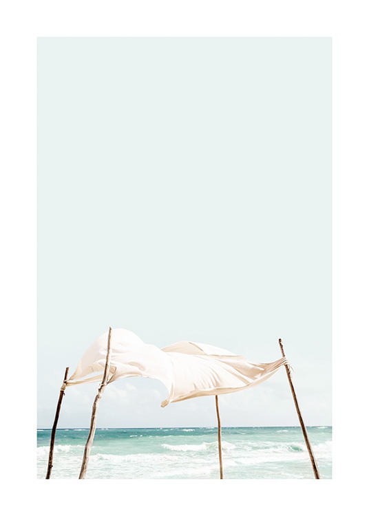  – Fotografi av havet bak et hvitt stoff som blafrer i vinden