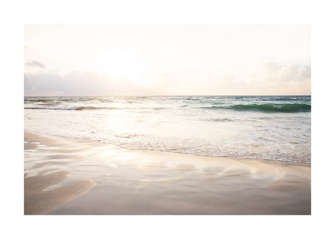  – Fotografi av et hav og en strand i solnedgang