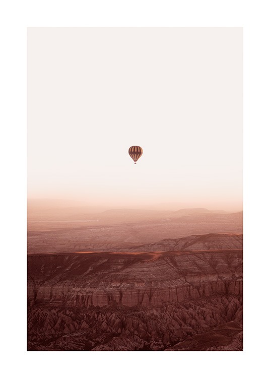 Hot Air Balloon Over Mountains Plakat