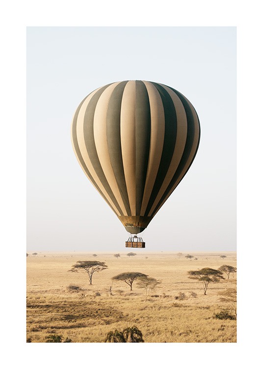  – Fotografi av en stripete luftballong over en savanne