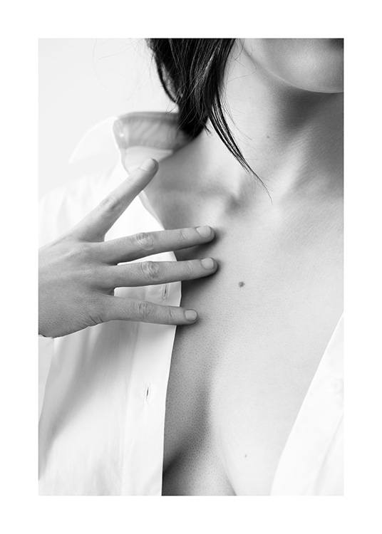  – Svarthvitt-fotografi av en kvinne som tar seg på brystet med fingertuppene sine