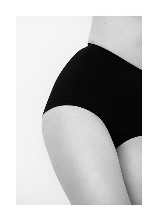  – Svarthvitt-fotografi av en kvinnes hofte iført en truse med høyt liv