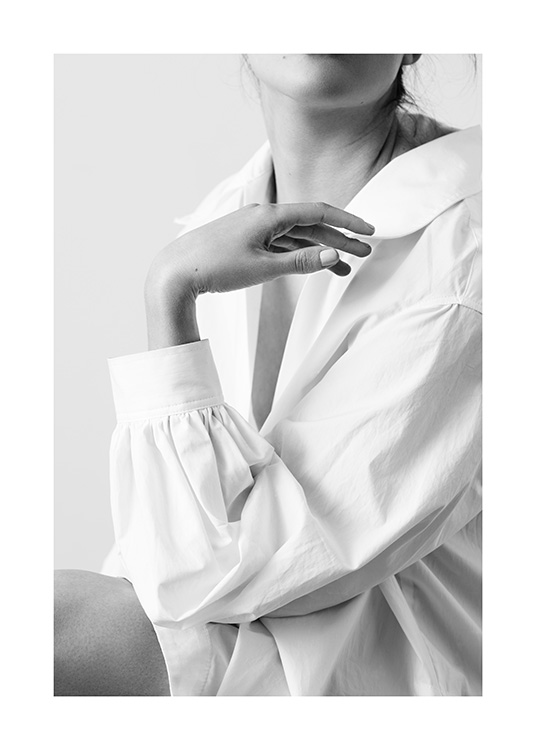  – Svarthvitt-fotografi av en kvinne som bøyer hånden sin foran kroppen på en elegant måte