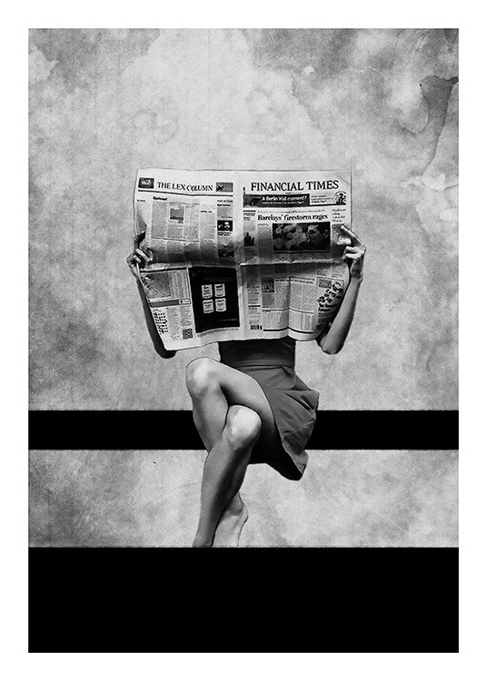  – En kvinne med en avis foran ansiktet, som sitter med beina i kryss