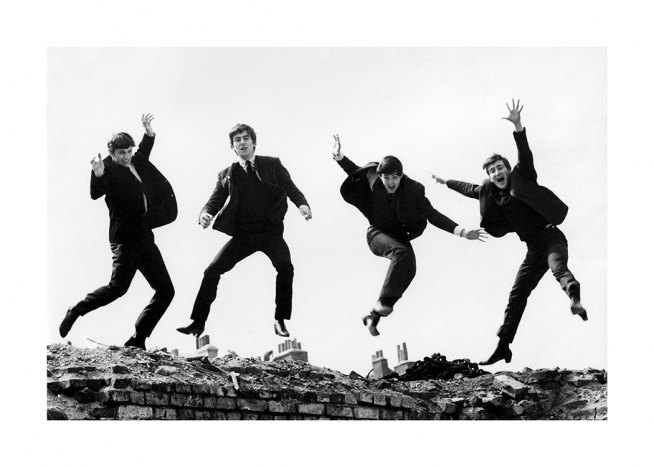  – Svarthvitt-fotografi av medlemmene i The Beatles som hopper i luften