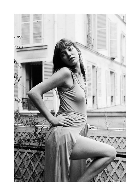  – Svarthvitt-fotografi av Jane Birkin som står på en balkong med hånden på hoften