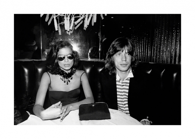  – Svarthvitt-fotografi av Mick og Bianca Jagger, som sitter i en bås ved Studio 54