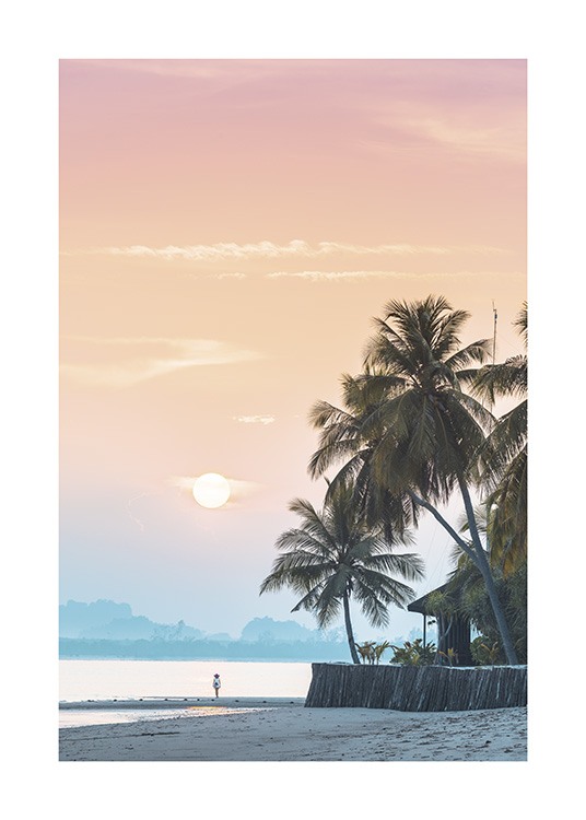  – Fotografi av en rosa og oransje himmel bak palmetrær på en strand