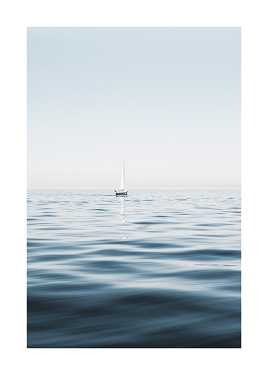  – Fotografi av en seilbåt i klart, blått hav med rolige bølger