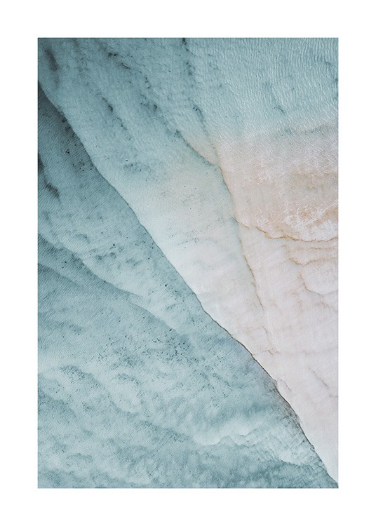  – Flyfoto av et klart, blått hav og en beige havbunn