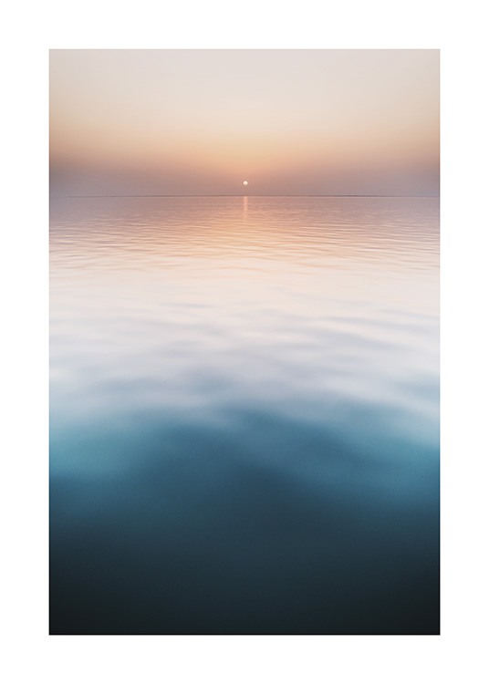  – Fotografi av en solnedgang med et rolig hav i forgrunnen og en pastellrosa himmel