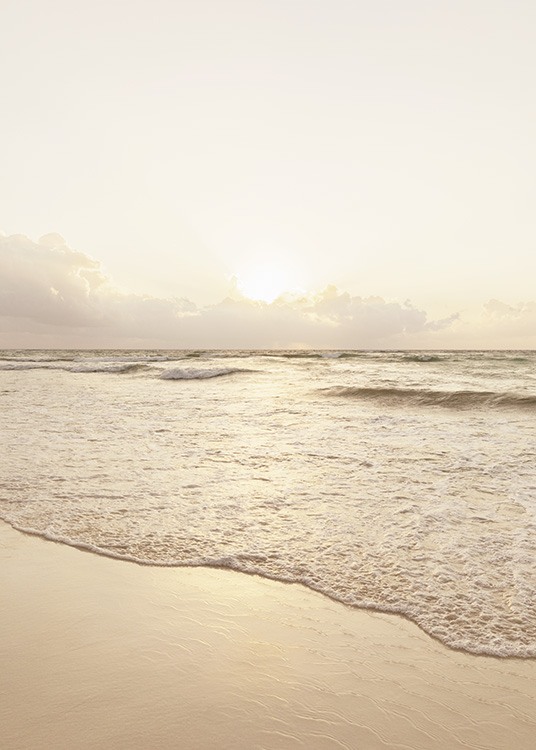  – Fotografi av en strand og havet i den gylne timen