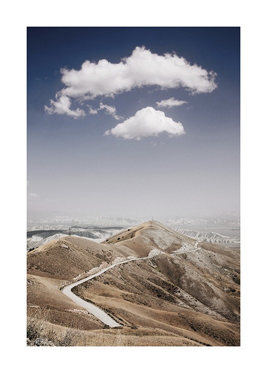  – Fotografi av en fjellrekke med en vei gjennom, med skyer og blå himmel i bakgrunnen