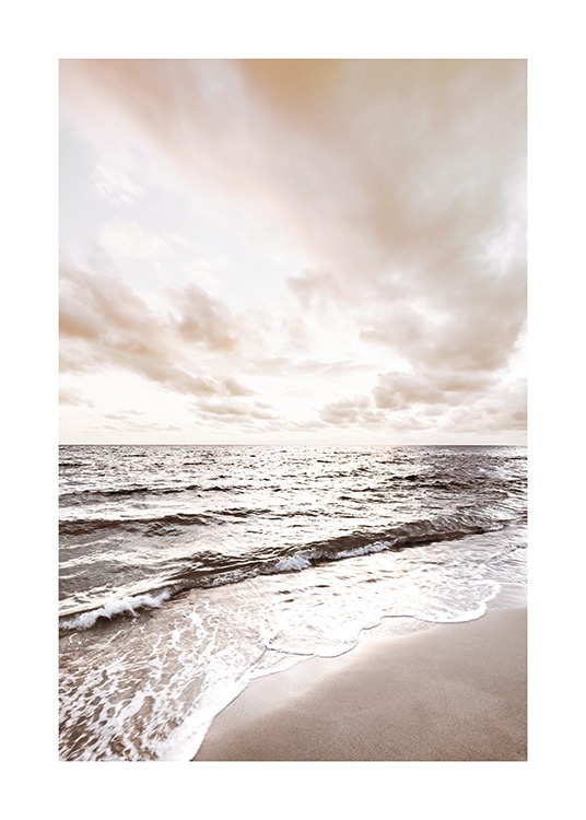  – Fotografi av et stille hav, med en strand i forgrunnen og skyer i bakgrunnen