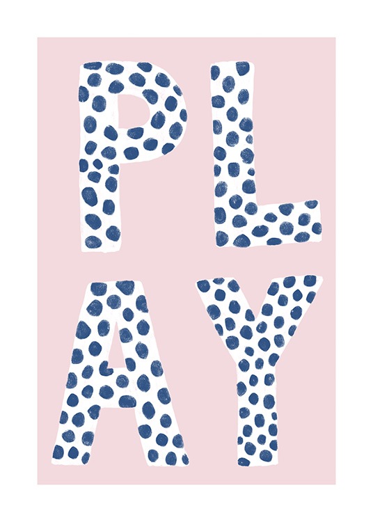  – Tekstplakat med ordet «PLAY» i hvite bokstaver med blå prikker, mot en lyserosa bakgrunn