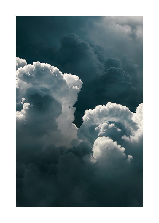  – Fotografi av skyer på en stormfull, mørkegrå himmel
