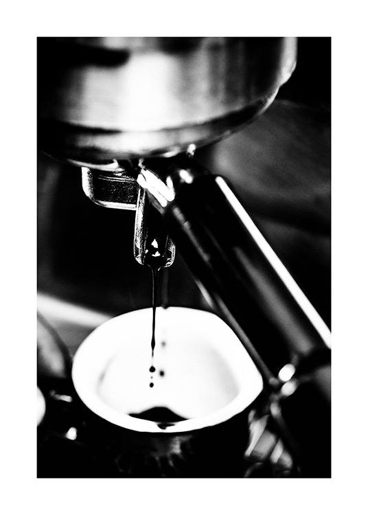  – Svarthitt nærbilde av en espressomaskin som lager kaffe