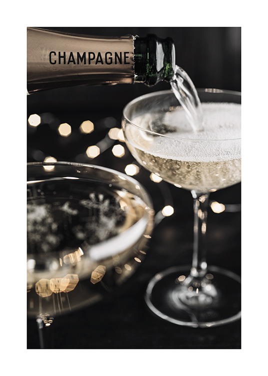  – Fotografi av en flaske med champagne som helles i et champagneglass