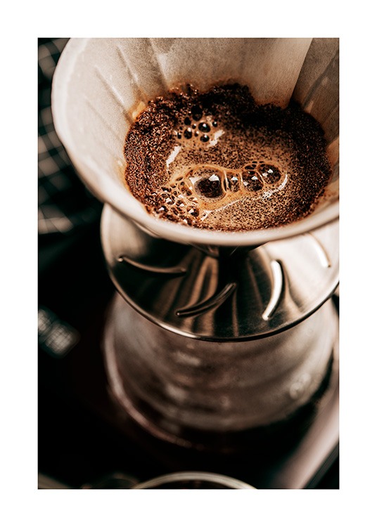  – Nærbilde av et kaffefilter med malt kaffe