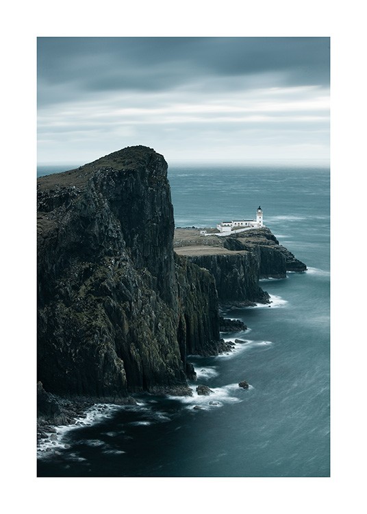  – Fotografi av et fyrtårn og store klipper med et stormfullt hav ved siden av