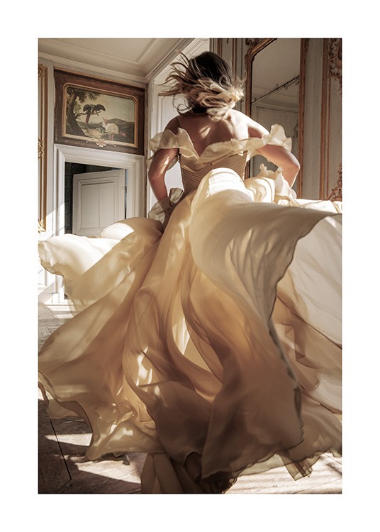  – Fotografi av en kvinne som løper gjennom et rom, iført en beige kjole, med et maleri og speil i bakgrunnen