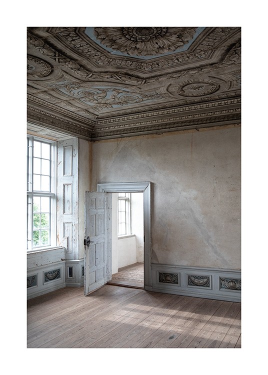  – Fotografi av et barokkrom med beige vegger og en hvit, åpen dør