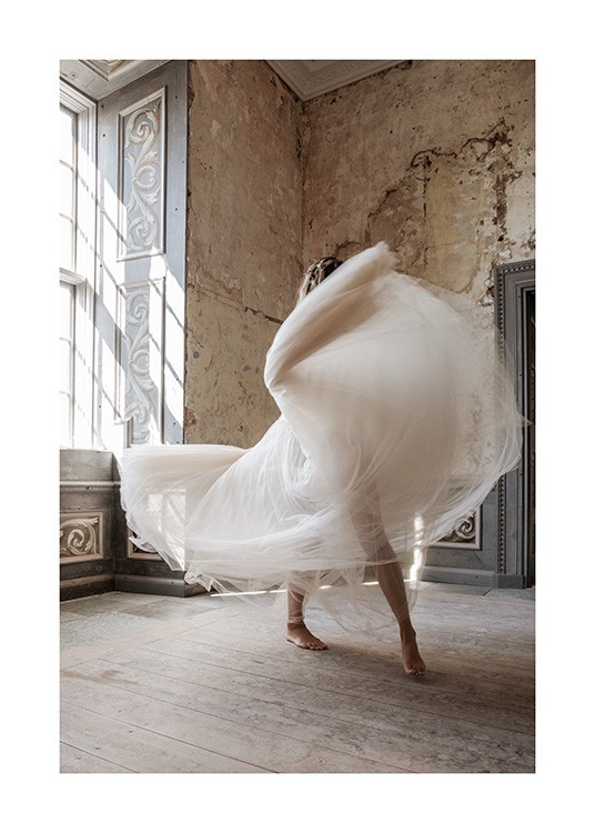  – Fotografi av en kvinne i et hvitt tyllskjørt, som danser i et barokkrom