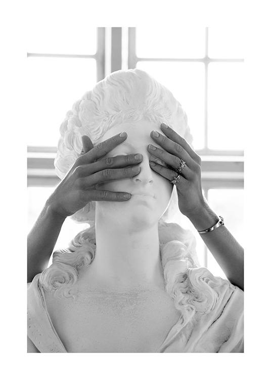  – Svarthvitt-fotografi av en kvinne som holder for øynene til en marmorstatue
