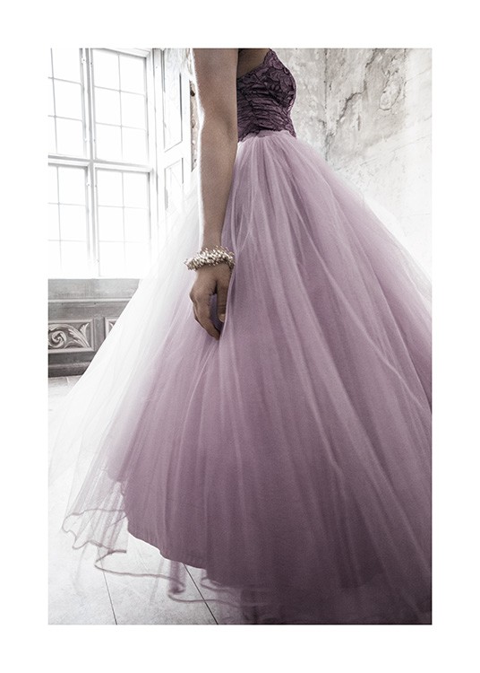  – Fotografi av en kvinne i en kjole med lilla tyllskjørt og et gullarmbånd